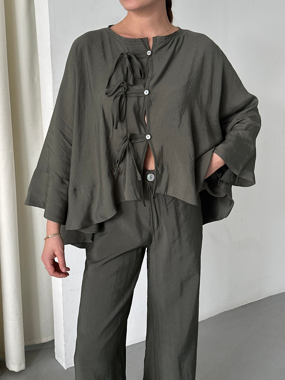 Haki Yarasa Kol Bağcık Düğme Detaylı Takım