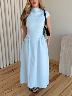 Mavi rengi kisa kollu belde kesim hatli polyester elbise siyah canta ile onden yakin cekim