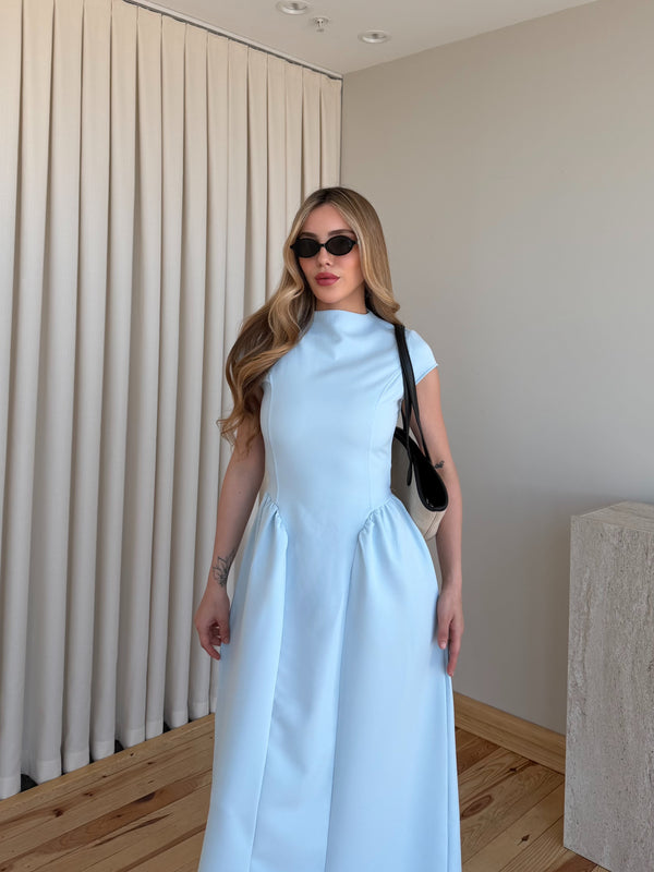 Mavi rengi belde kesimli etek detayli polyester elbise onden bel ayak bolgesi yakin cekim
