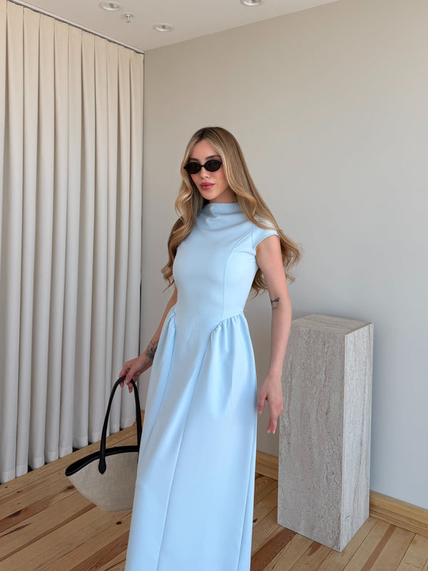 Mavi rengi kisa kollu belde kesim detayli polyester elbise yandan profil tam boy cekim