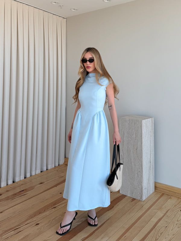 Mavi rengi yuvarlak yaka belde acik kesimli polyester elbise model durusu onden tam boy cekim