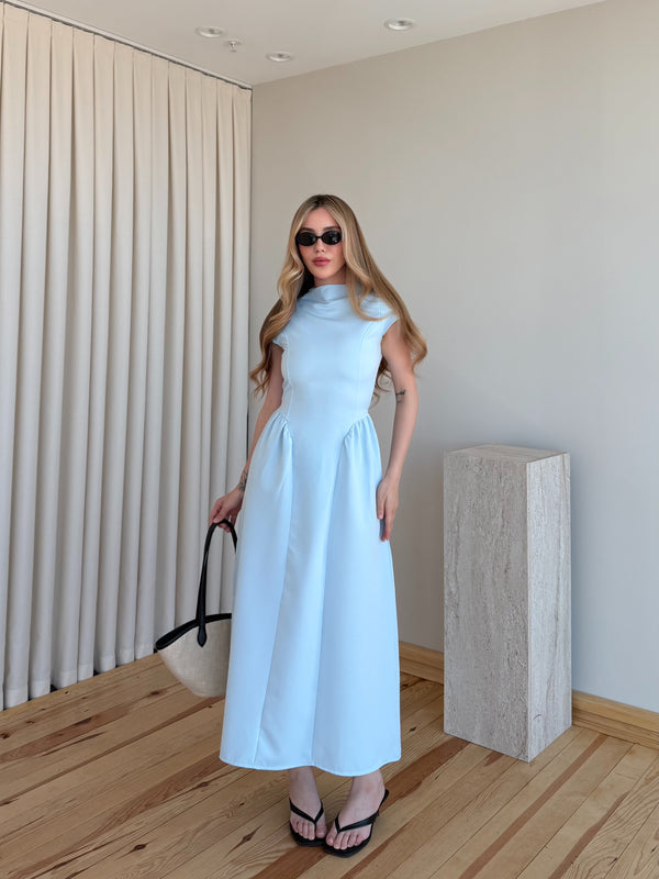 Mavi rengi kisa kollu yuvarlak yaka belde acik kesimli polyester elbise onden tam boy cekim