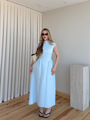 Mavi rengi kisa kollu belde kesim detayli polyester elbise yandan profil tam boy cekim