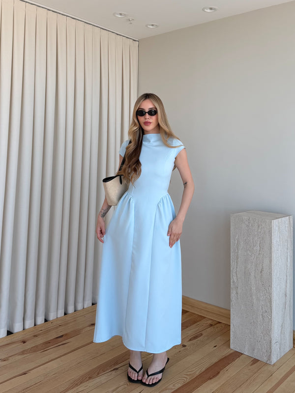 Mavi rengi kisa kollu belde kesim detayli polyester elbise yandan profil tam boy cekim