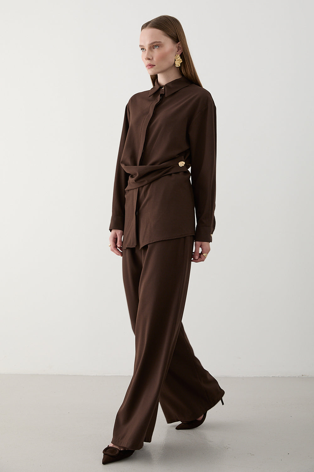 Kahverengi Gold Aksesuar Düğmeli Gömlek Pantolon Takım - 8856