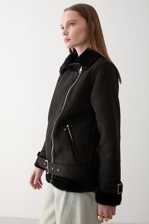 Siyah İçi Kürklü Mont