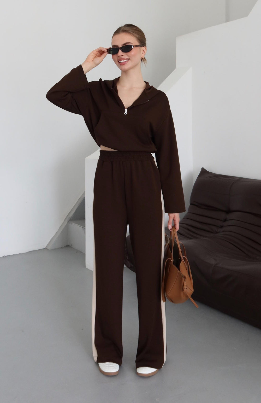 Kahverengi Kapüşonlu Garnili Takım