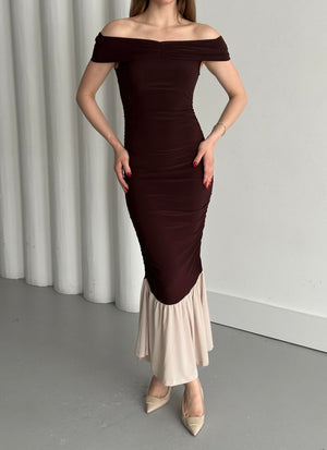 Kahverengi Kayık Yaka Fırfırlı Elbise