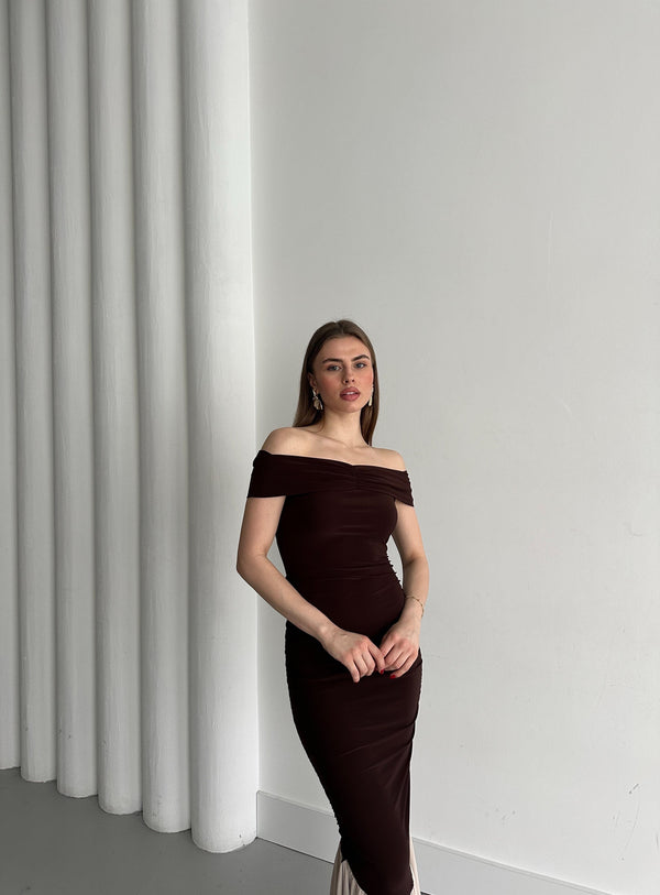 Kahverengi Kayık Yaka Fırfırlı Elbise