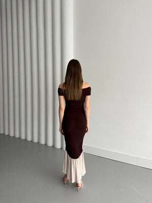 Kahverengi Kayık Yaka Fırfırlı Elbise