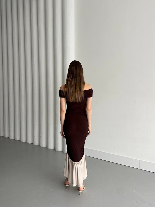 Kahverengi Kayık Yaka Fırfırlı Elbise