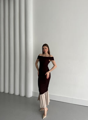 Kahverengi Kayık Yaka Fırfırlı Elbise