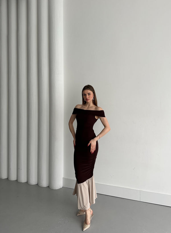 Kahverengi Kayık Yaka Fırfırlı Elbise