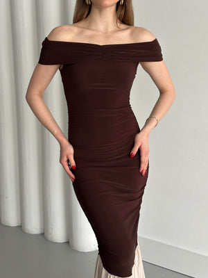 Kahverengi Kayık Yaka Fırfırlı Elbise