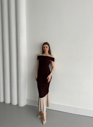 Kahverengi Kayık Yaka Fırfırlı Elbise