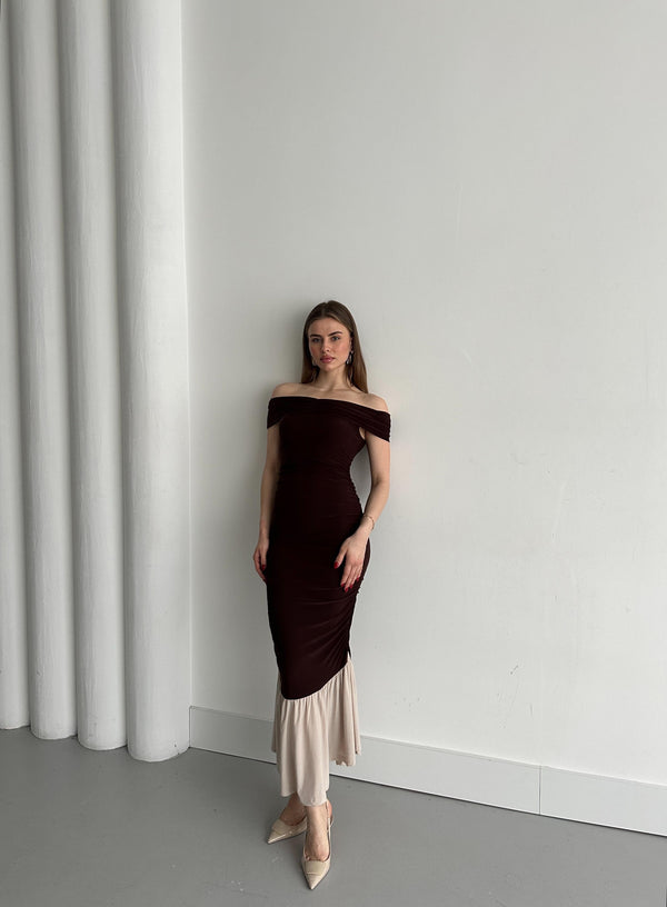 Kahverengi Kayık Yaka Fırfırlı Elbise