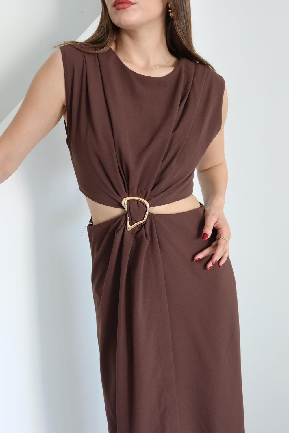 Kahverengi Önden Tokalı Yan Dekolteli Elbise