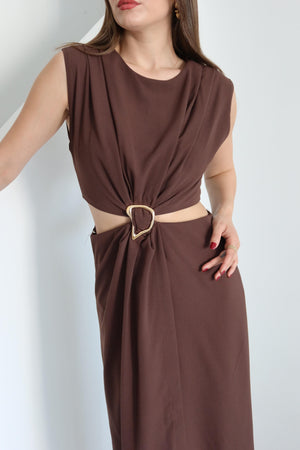 Kahverengi Önden Tokalı Yan Dekolteli Elbise