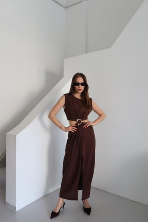 Kahverengi Önden Tokalı Yan Dekolteli Elbise