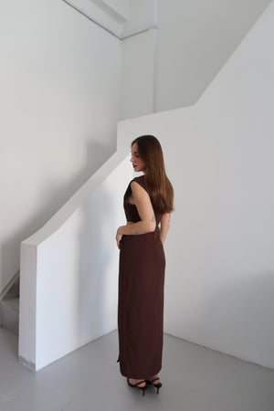 Kahverengi Önden Tokalı Yan Dekolteli Elbise