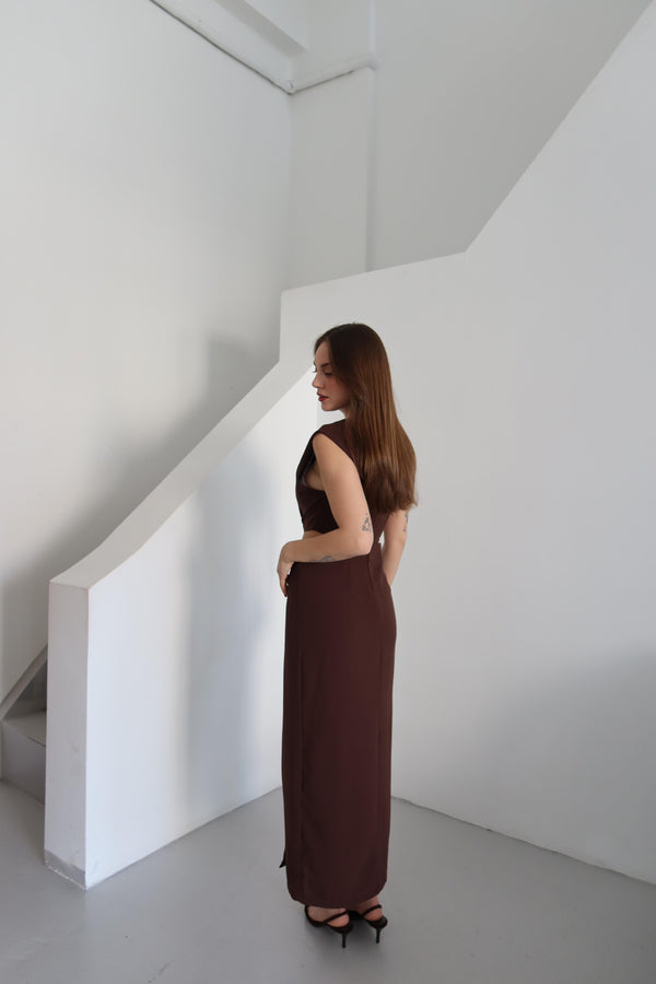 Kahverengi Önden Tokalı Yan Dekolteli Elbise