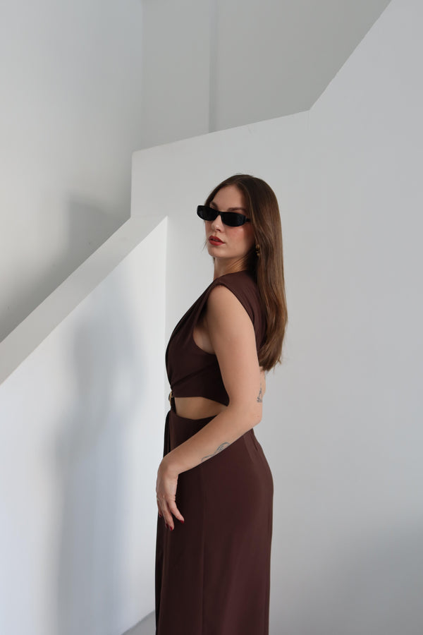 Kahverengi Önden Tokalı Yan Dekolteli Elbise