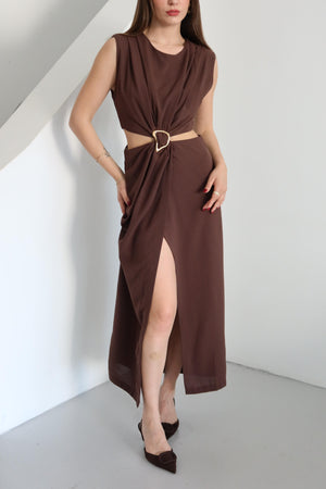 Kahverengi Önden Tokalı Yan Dekolteli Elbise
