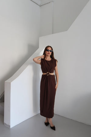 Kahverengi Önden Tokalı Yan Dekolteli Elbise