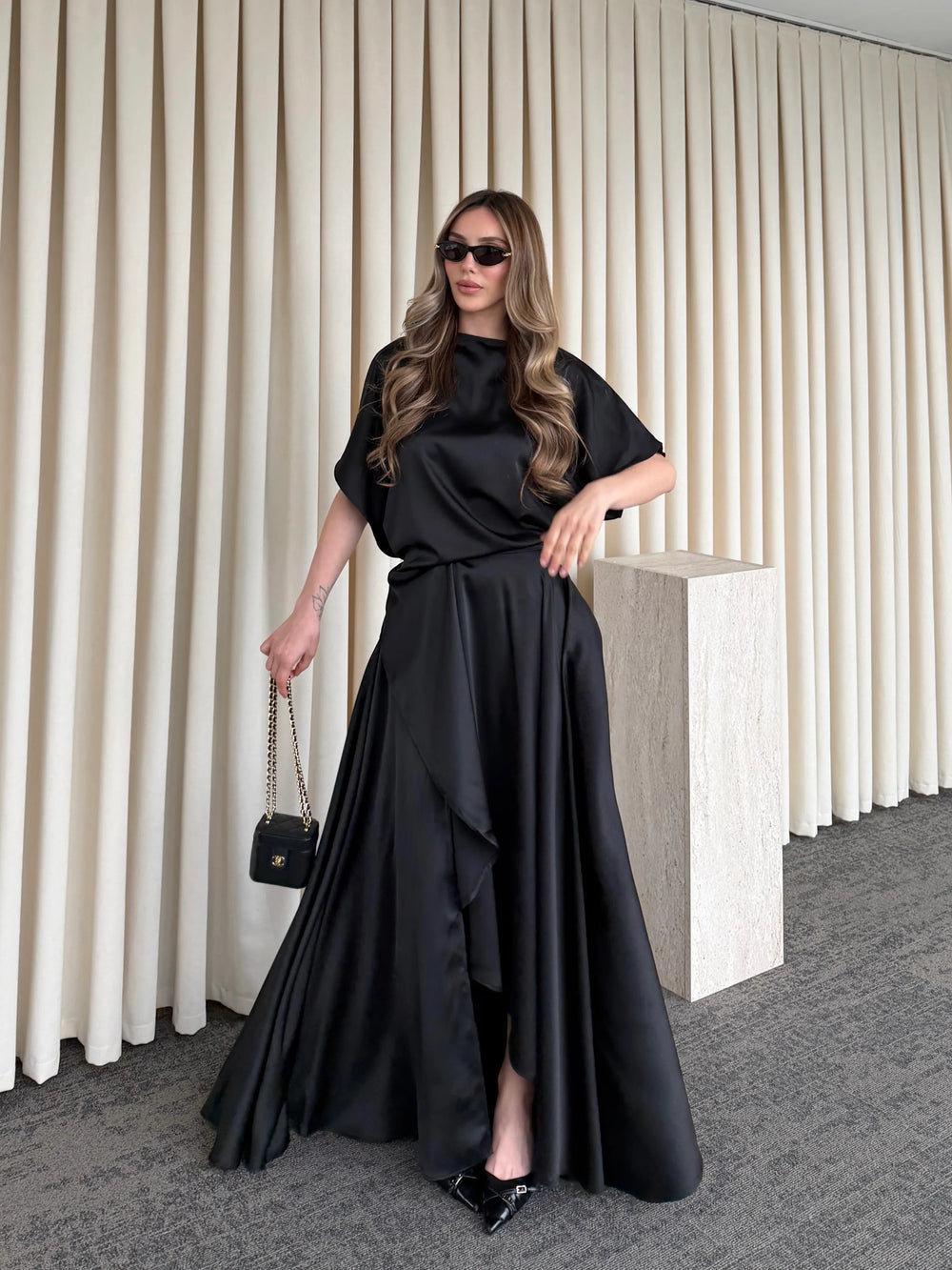 Siyah Saten Yırtmaçlı Elbise - 2026