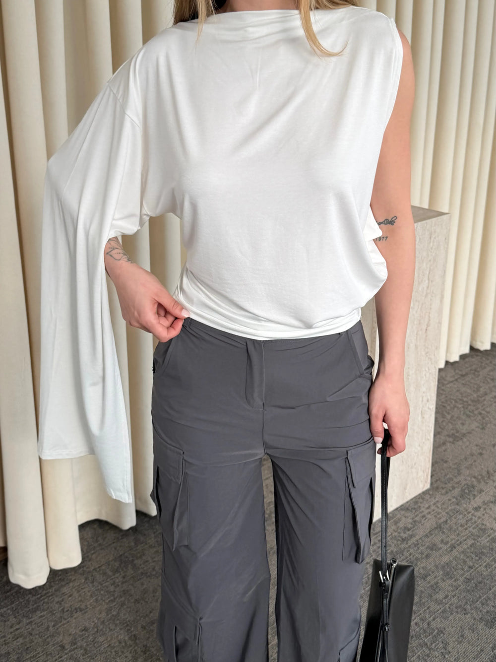 Beyaz Tek Kol Detaylı Bluz - 103307