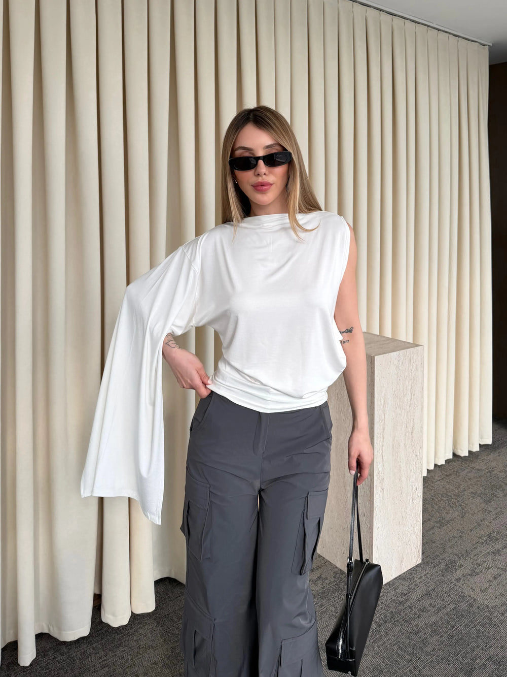 Beyaz Tek Kol Detaylı Bluz - 103307