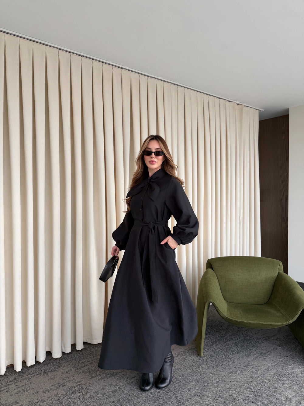 Siyah Yakası Fiyonk Detaylı Elbise- 2001