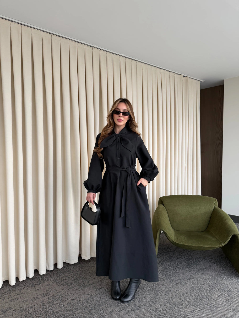 Siyah Yakası Fiyonk Detaylı Elbise- 2001