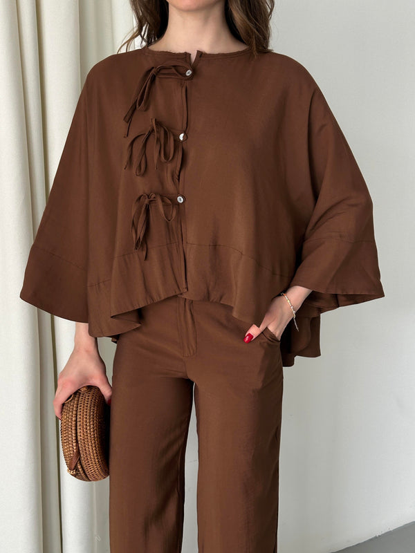 Kahverengi Yarasa Kol Bağcık Düğme Detaylı Takım