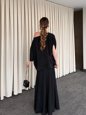 Siyah Omuz Drapeli Saten Bluz Etek Takım - 8005