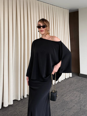 Siyah Omuz Drapeli Saten Bluz Etek Takım - 8005