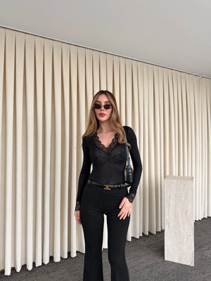 Siyah Kaşmir Dokulu Dantel Detaylı V Yaka Bluz - 1727