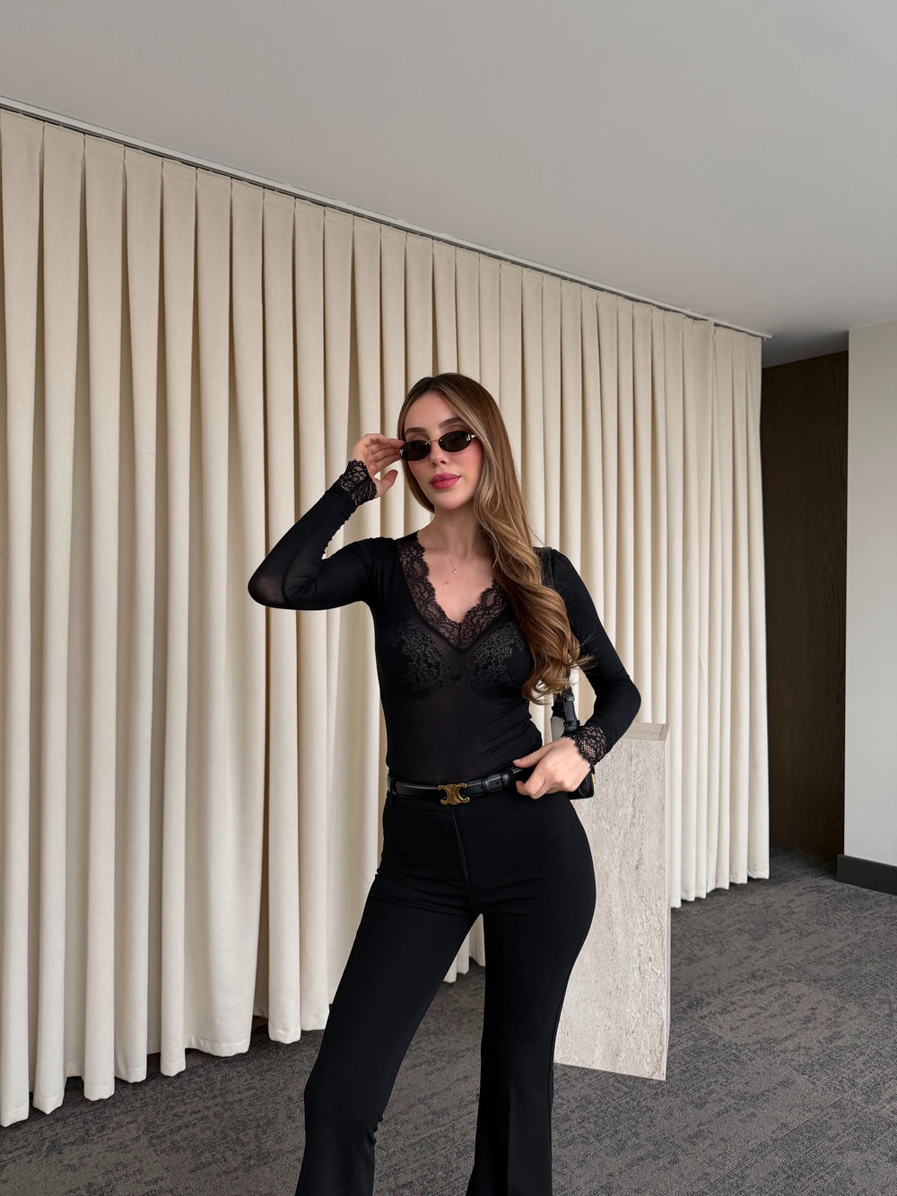 Siyah Kaşmir Dokulu Dantel Detaylı V Yaka Bluz - 1727