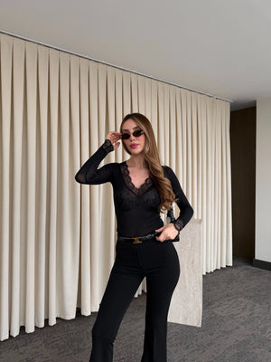 Siyah Kaşmir Dokulu Dantel Detaylı V Yaka Bluz - 1727