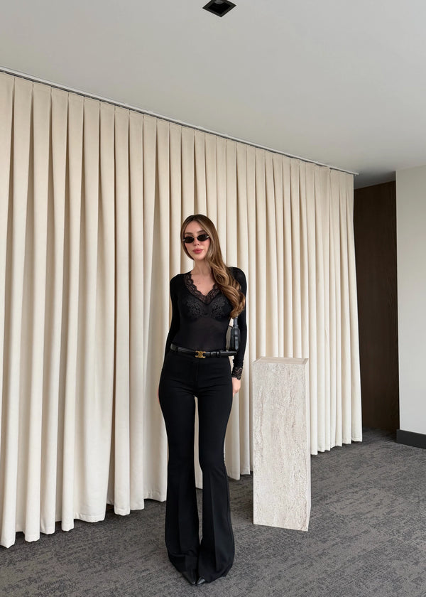 Siyah Kaşmir Dokulu Dantel Detaylı V Yaka Bluz - 1727