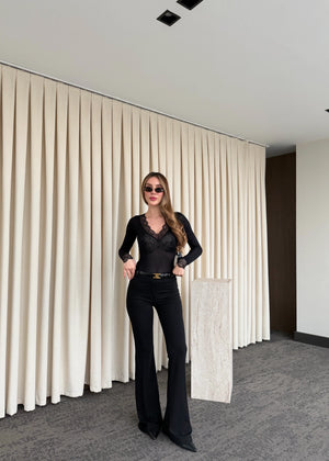 Siyah Kaşmir Dokulu Dantel Detaylı V Yaka Bluz - 1727