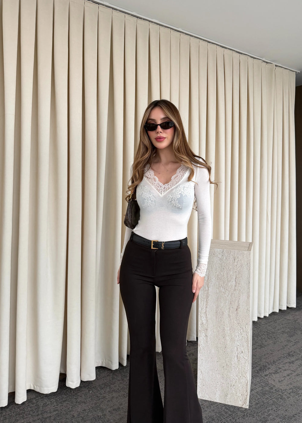 Krem Kaşmir Dokulu Dantel Detaylı V Yaka Bluz - 1727