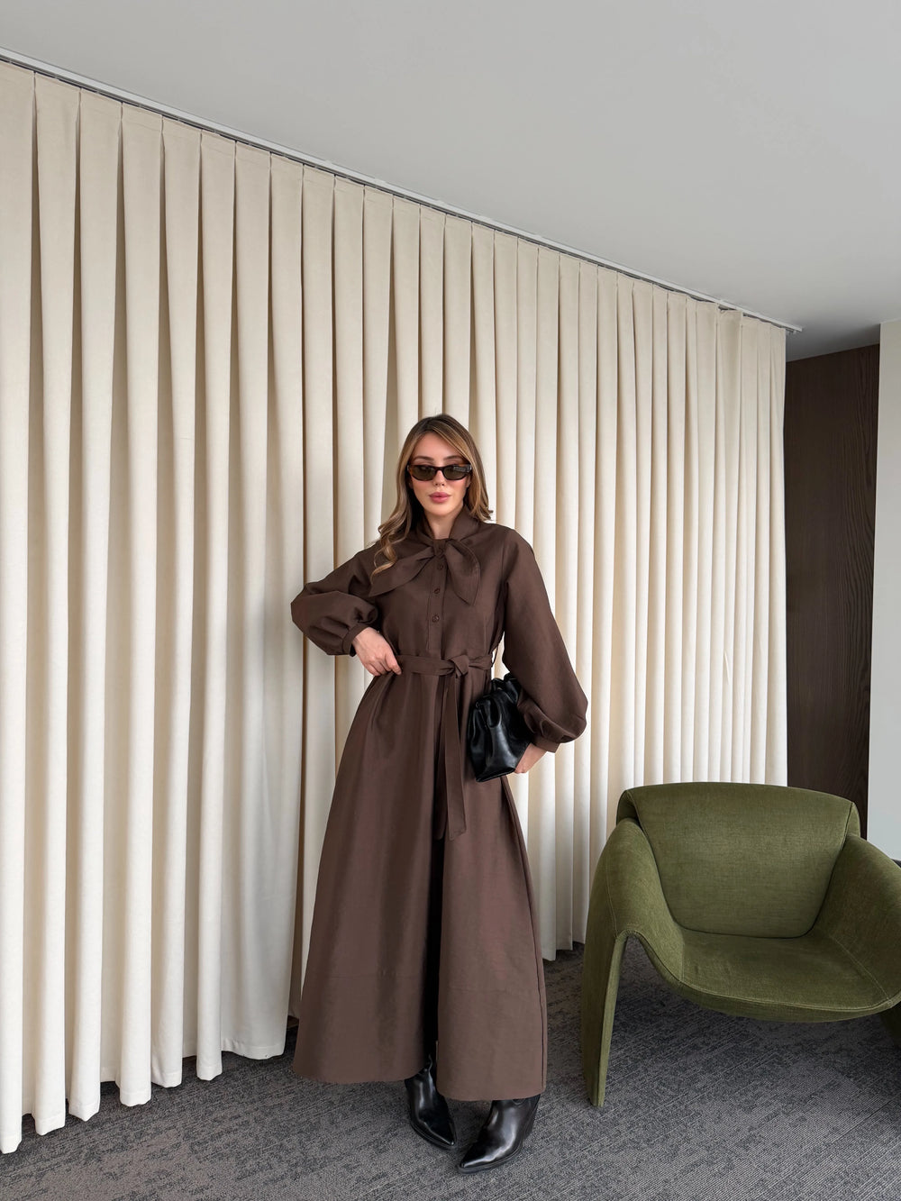 Kahverengi Yakası Fiyonk Detaylı Elbise- 2001