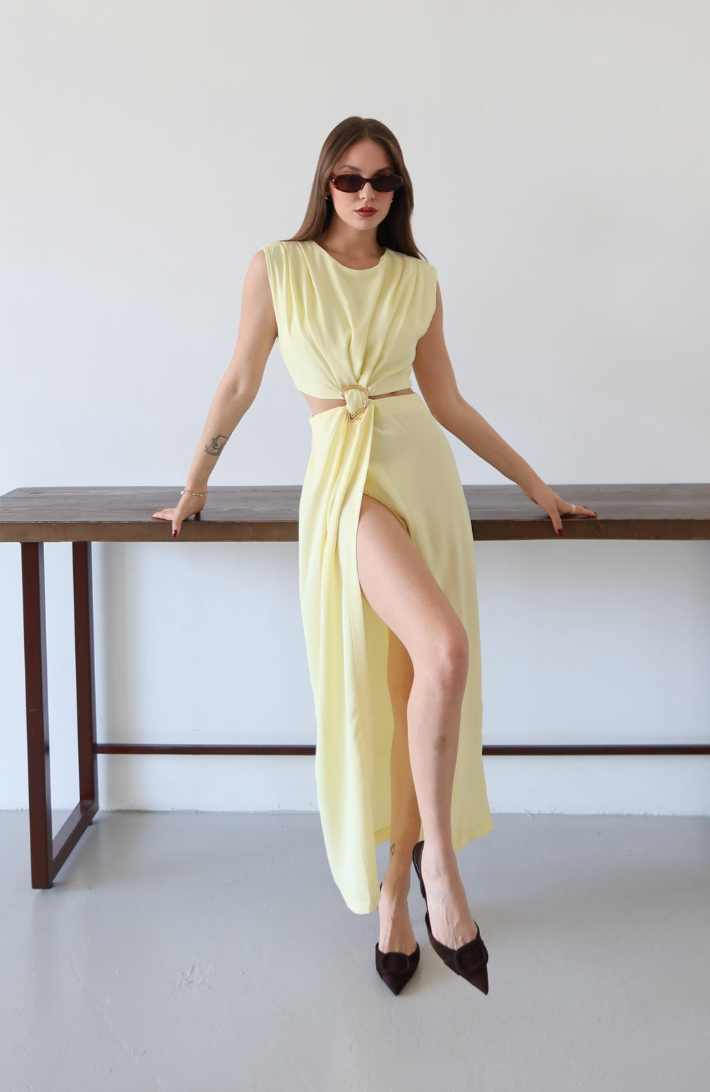 Sarı Önden Tokalı Yan Dekolteli Elbise