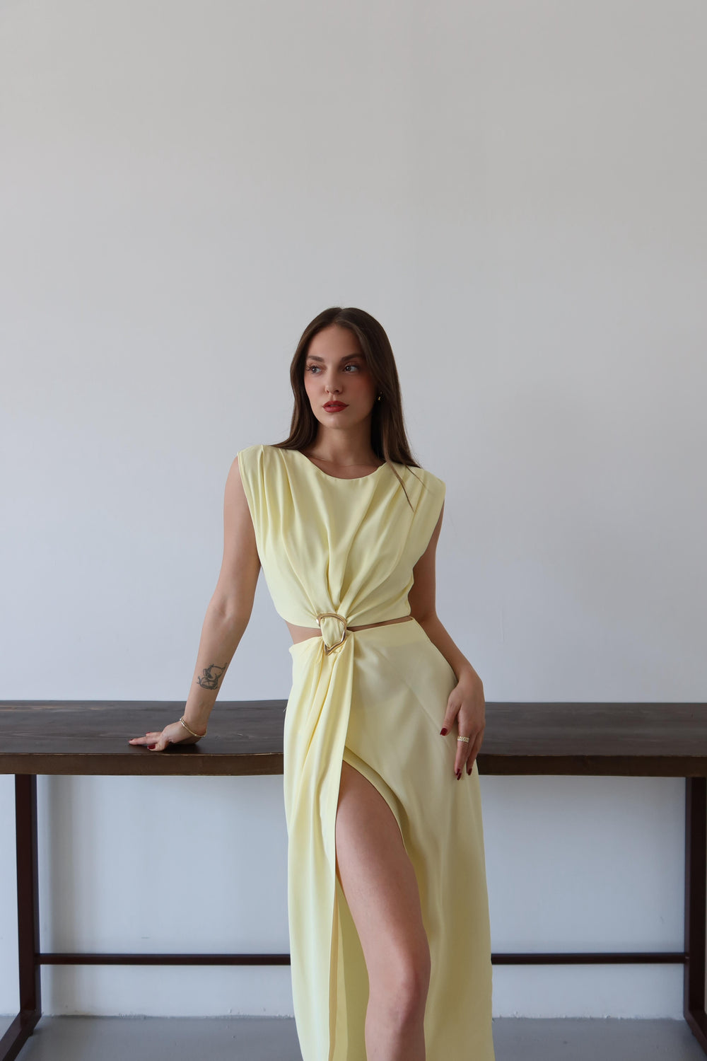 Sarı Önden Tokalı Yan Dekolteli Elbise