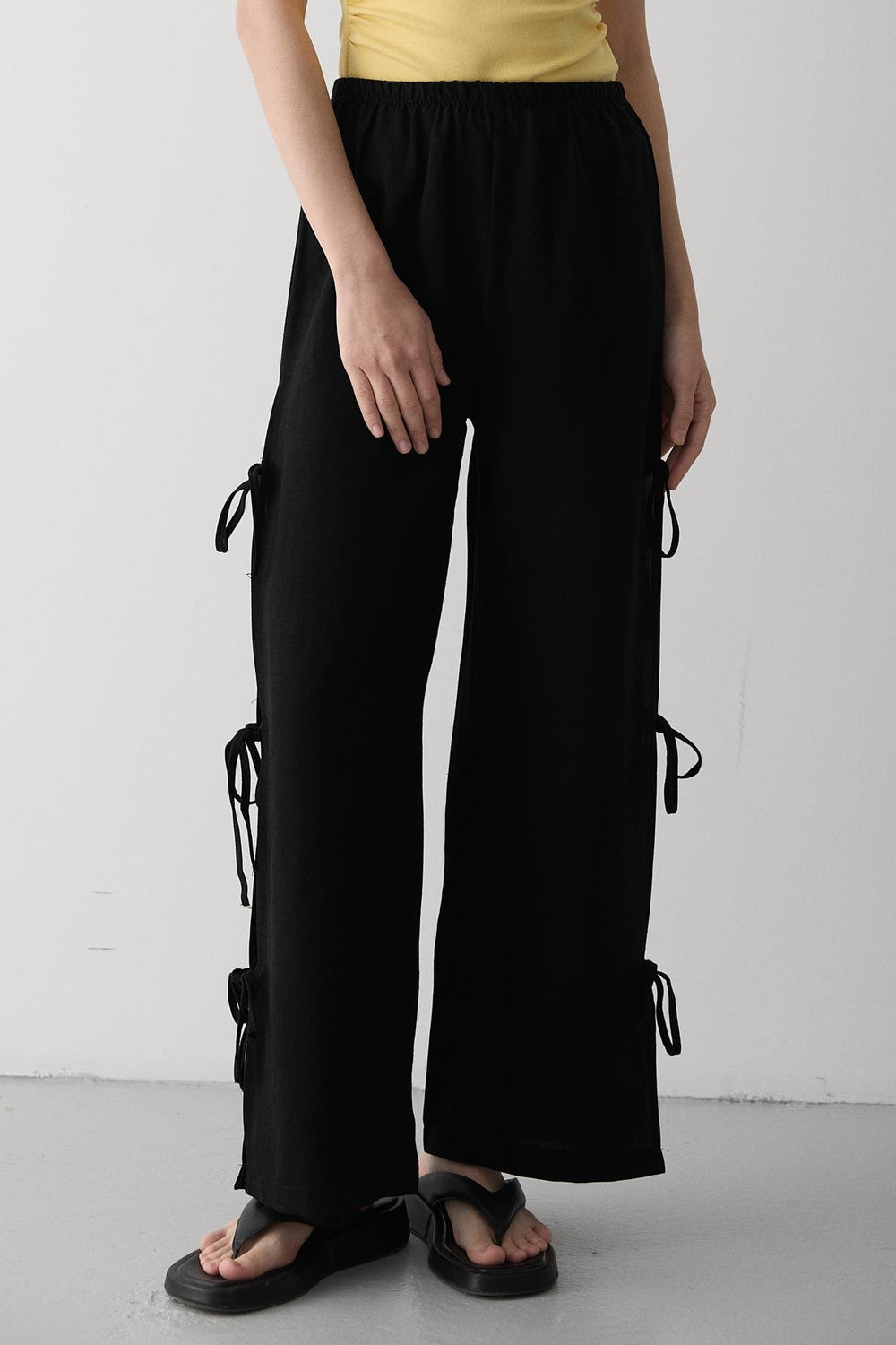 Siyah %100 Pamuk Yan Yırtmaç Ve Bağlama Detaylı Pantolon