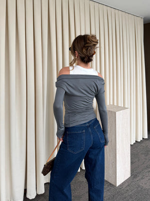 Gri Beyaz Atletli Kayık Yaka Bluz - 0780