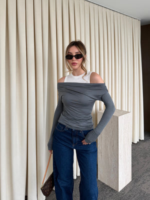 Gri Beyaz Atletli Kayık Yaka Bluz - 0780