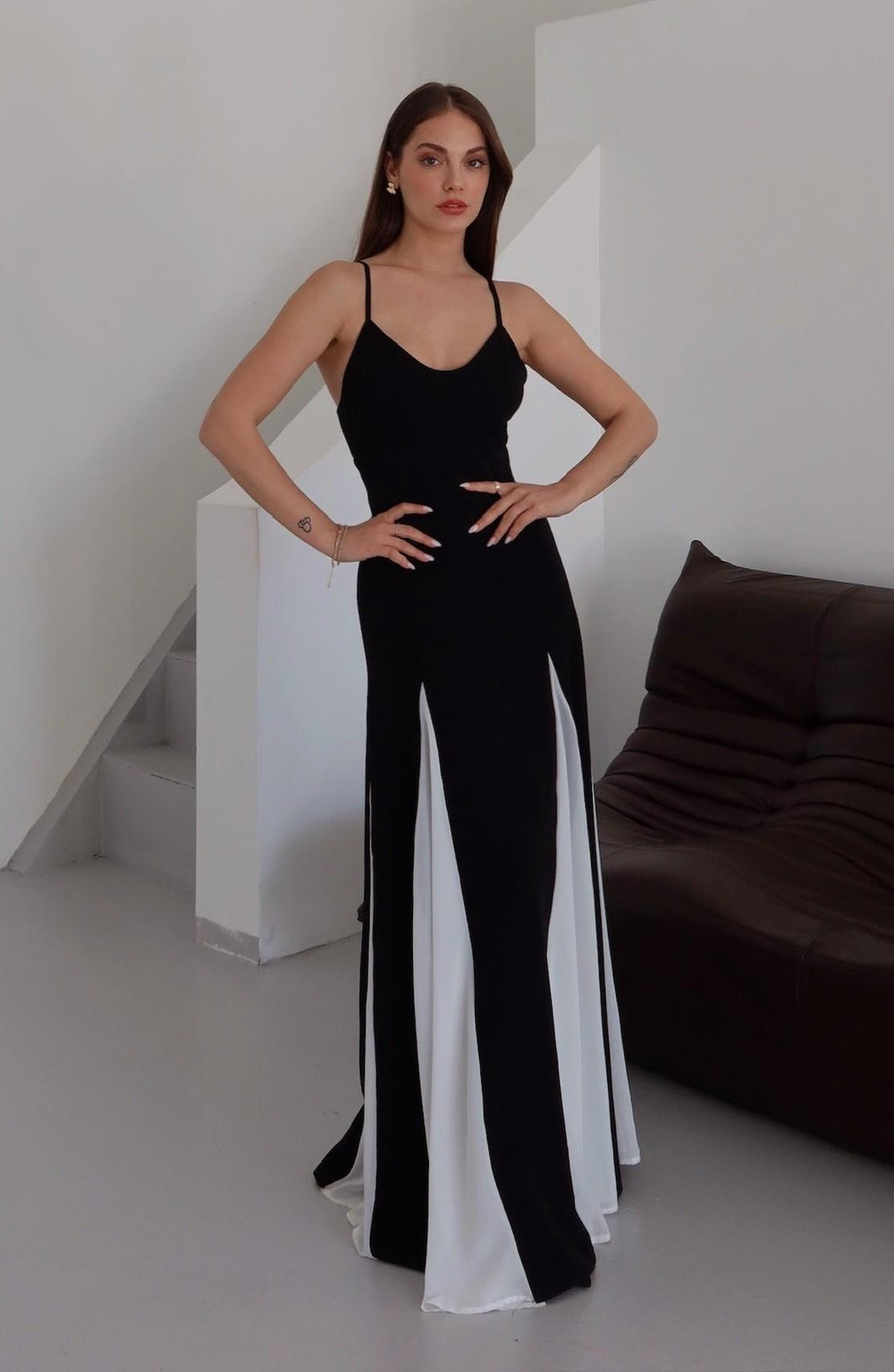 Siyah Beyaz Ayarlanabilir Askılı Uzun Elbise