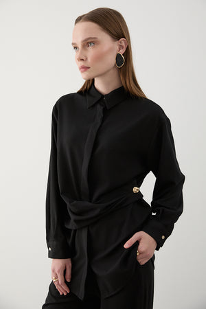 Siyah Gold Aksesuar Düğmeli Gömlek Pantolon Takım - 8856